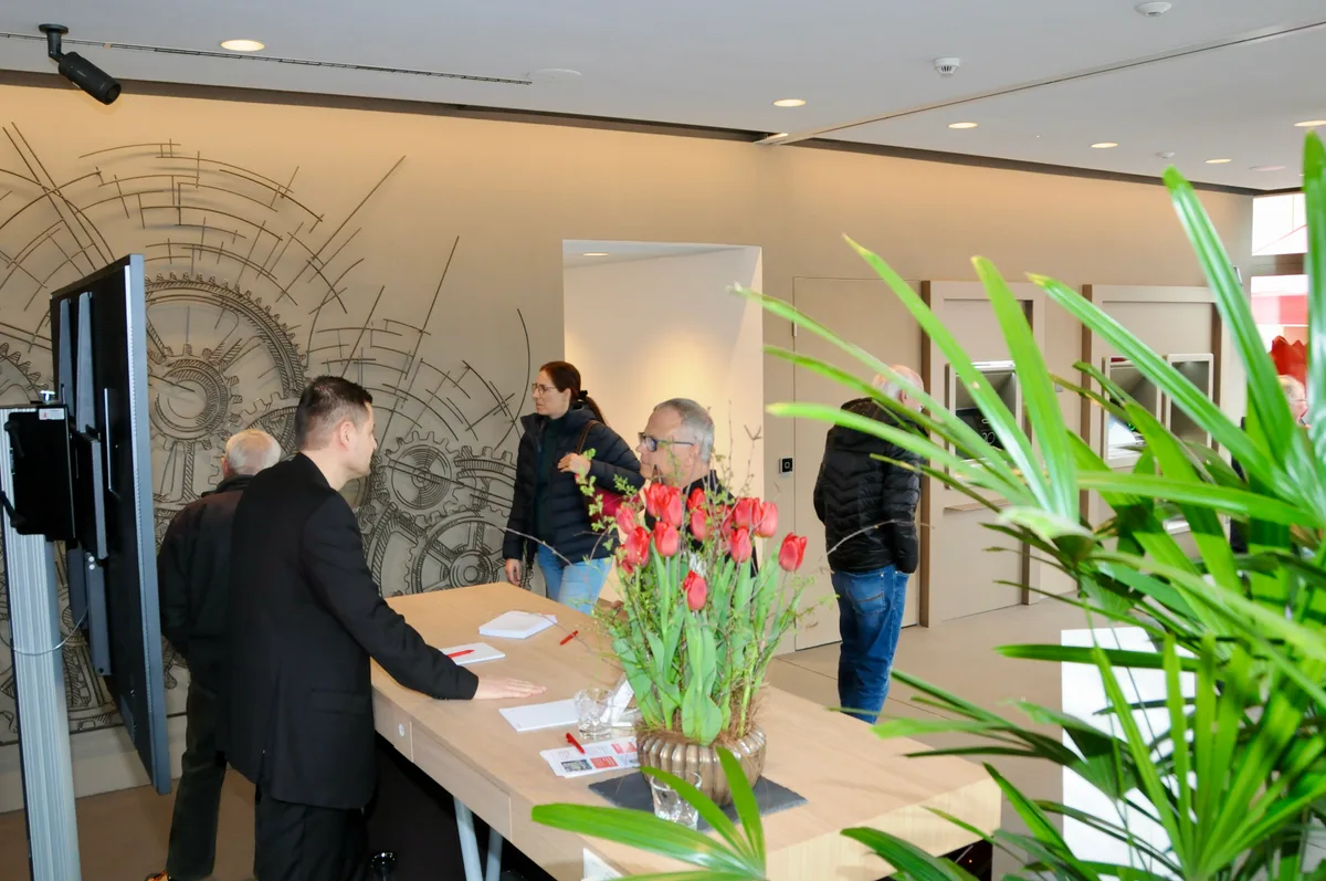 Man sieht Besucher in der neuen Raiffeisen-Filiale.